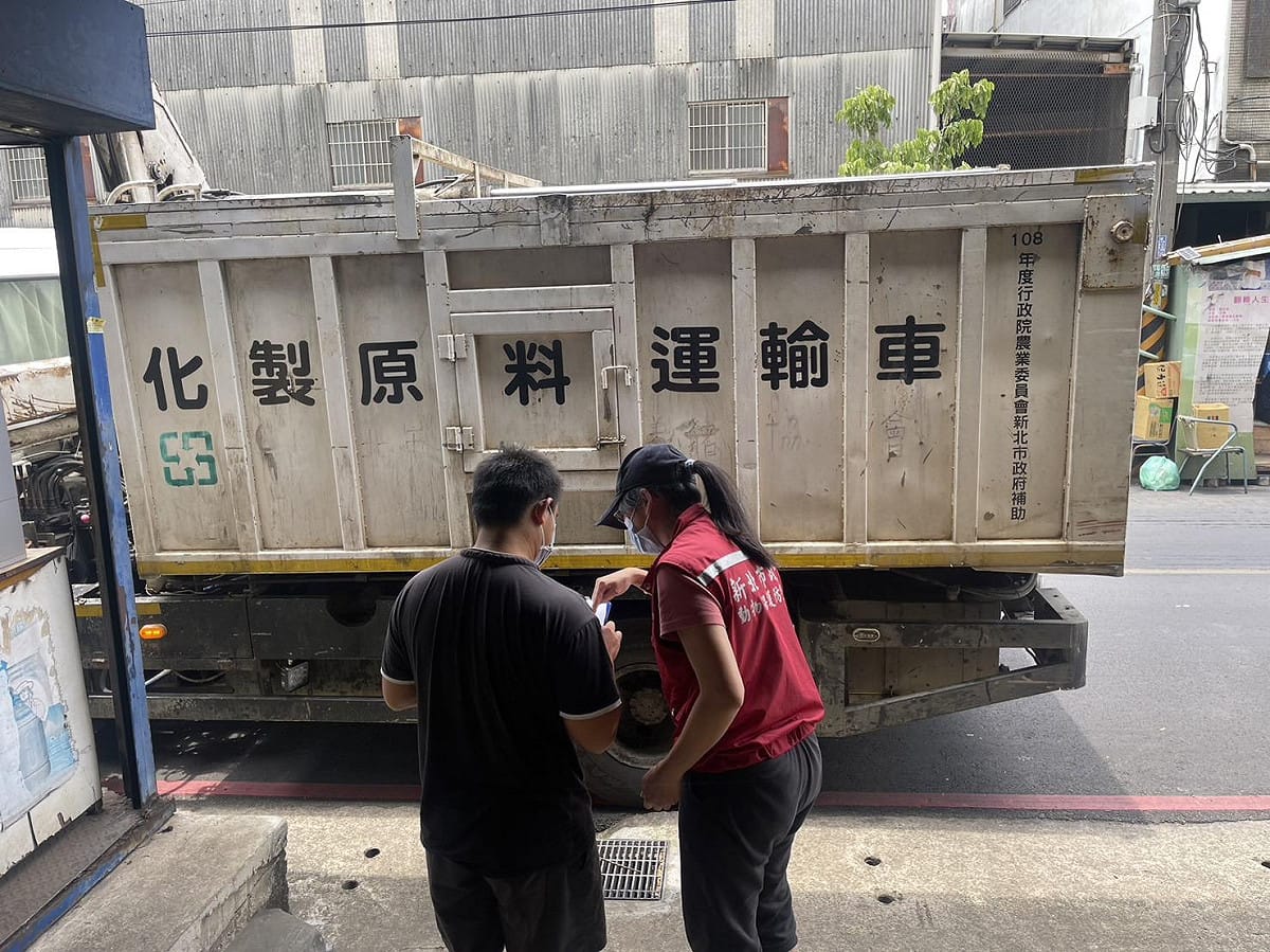 「路邊攔查化製車」聯合稽查。 圖：新北動保處／提供