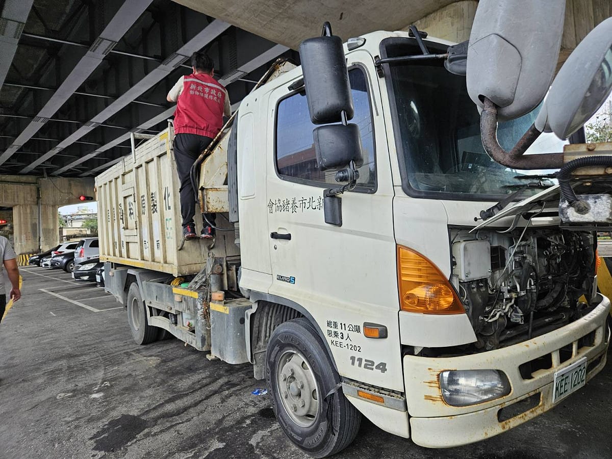 「路邊攔查化製車」聯合稽查化製車，是否有上蓋及密閉。 圖：新北動保處／提供