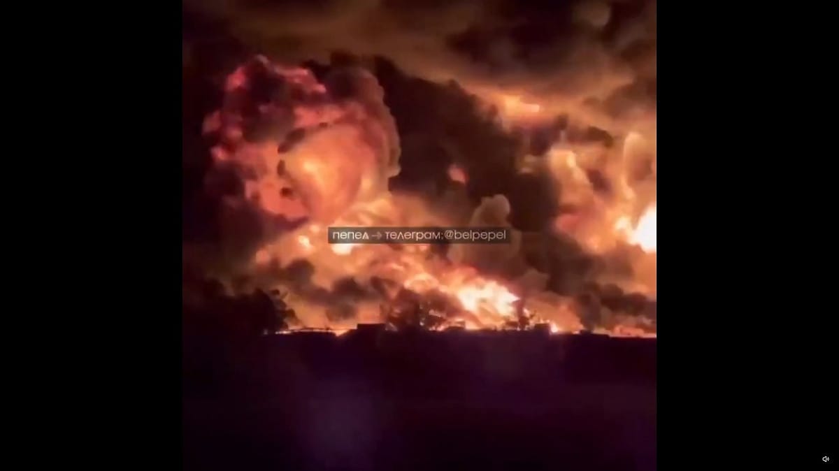 當地時間 13 日晚間，烏軍針對俄羅斯別爾哥羅德州的瓦盧伊基石油儲存設施發起打擊，是在川普宣布俄烏能源停火協議後，首次對俄羅斯能源設施實施的襲擊行動。 圖：擷取自 @HormuzLetter X 分享影片