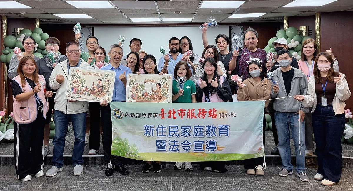 移民署台北市服務站邀請印尼新住民葉秋玲（前排左四）分享家鄉傳統飲品文化。 圖：移民署台北市服務站提供