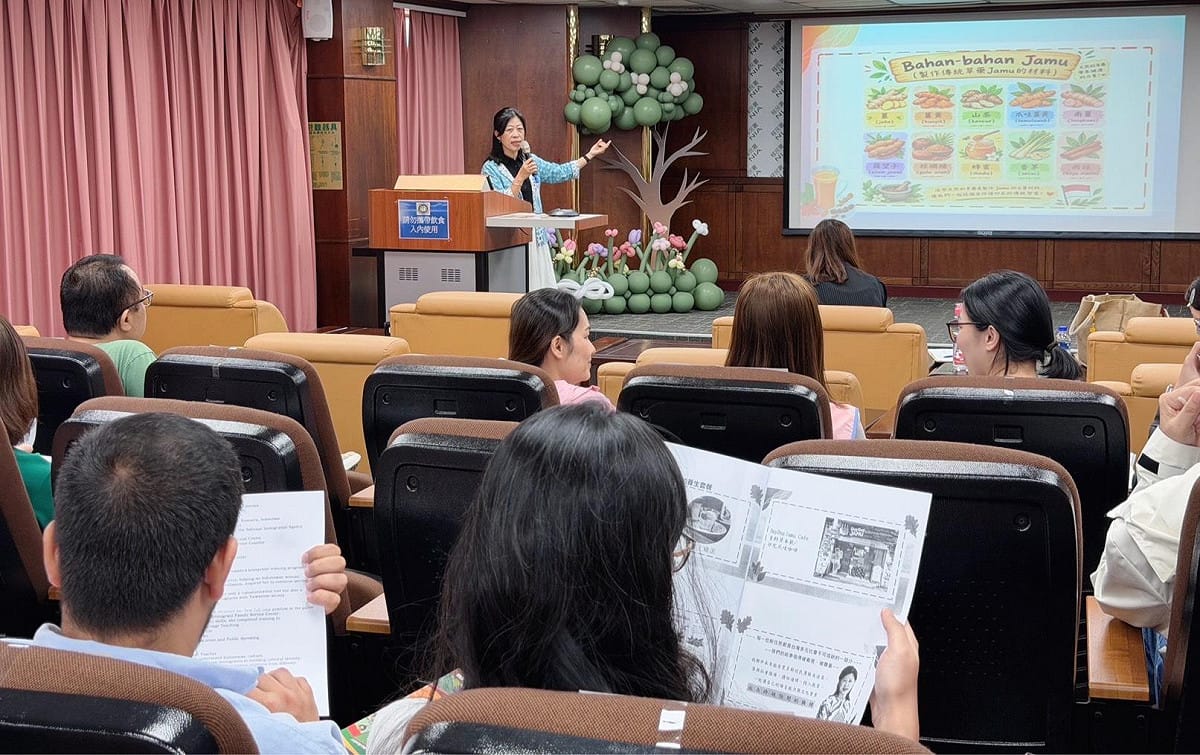 來自印尼的新住民葉秋玲分享調配Jamu之材料。 圖：移民署台北市服務站提供