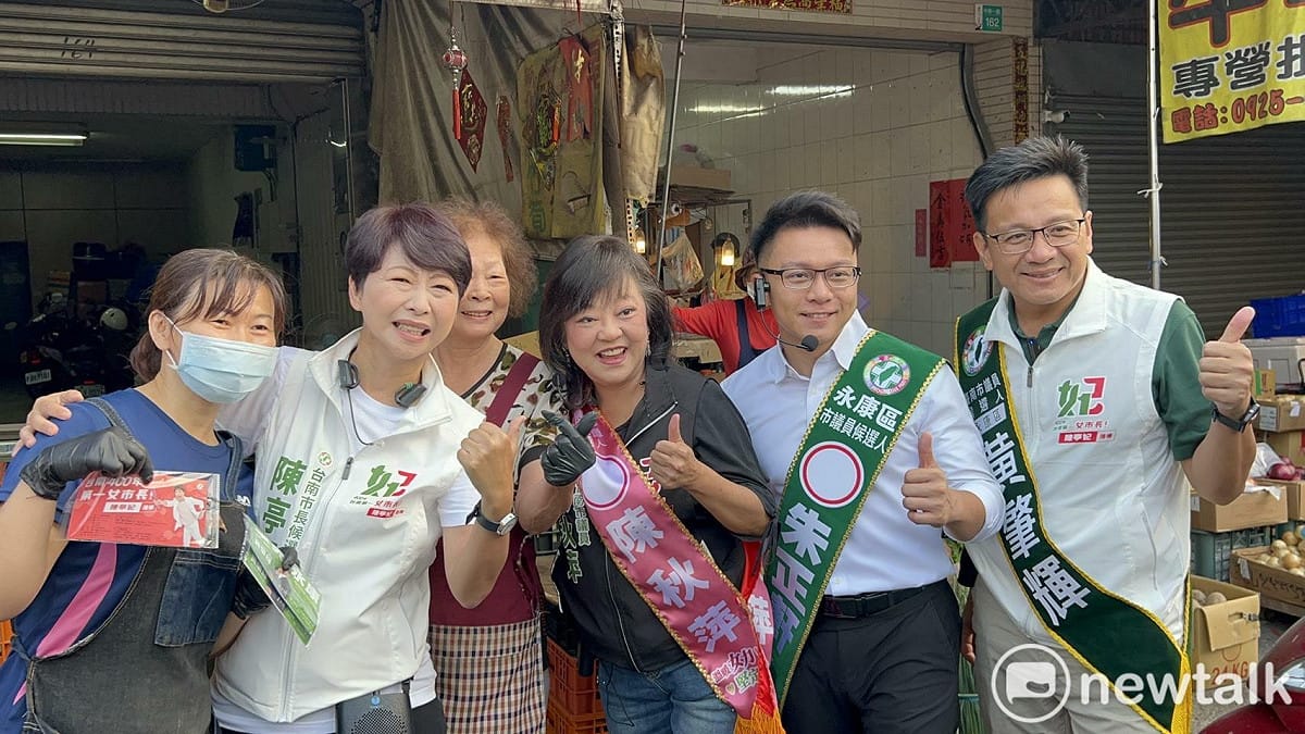 台南市長候選人陳亭妃今日清晨偕同市議員陳秋萍、黃肇輝、朱正軒前往永康兵仔市場掃街拜票，向市場攤商及採買民眾請安問好，沿途受到鄉親熱情歡迎。 圖：陳亭妃競選總部提供