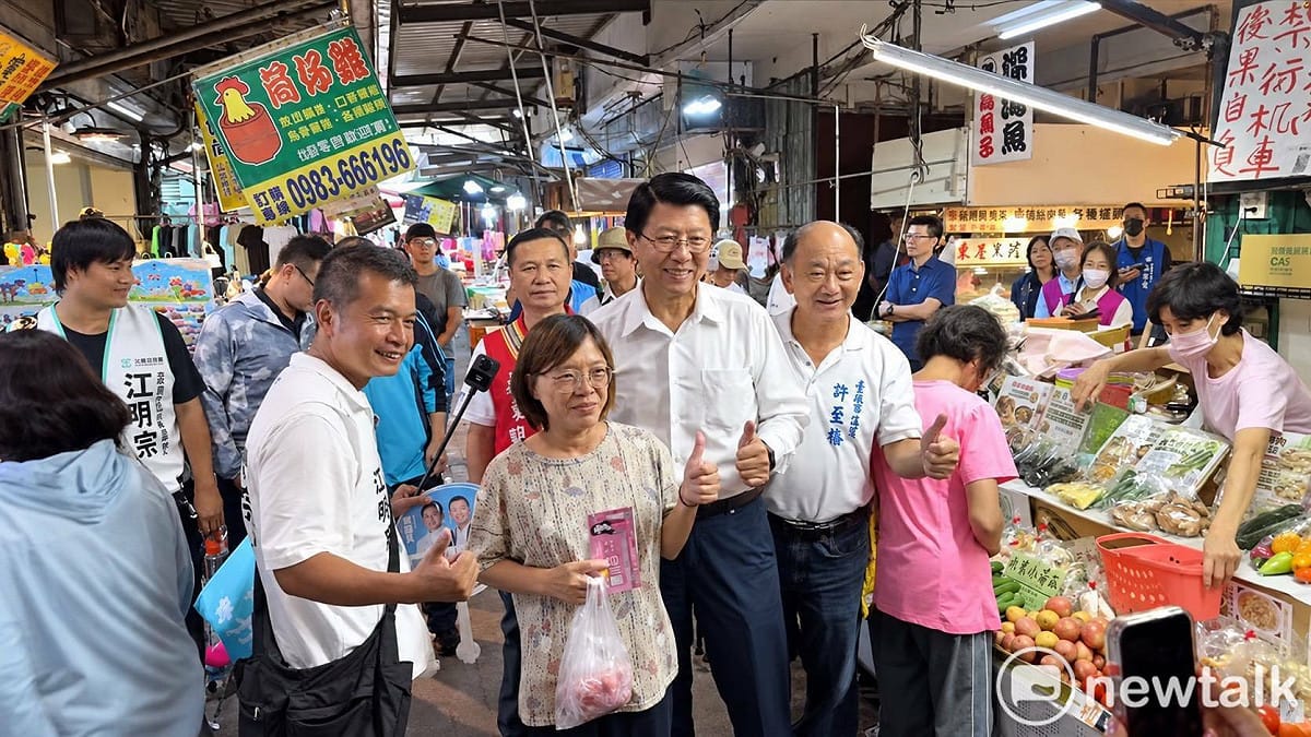 國民黨台南市長候選人謝龍介今日前往北區長榮路五段、公園路口的延平市場掃街，民眾熱情打招呼、加油打氣，期盼他當選台南市長。 圖：謝龍介競選總部提供