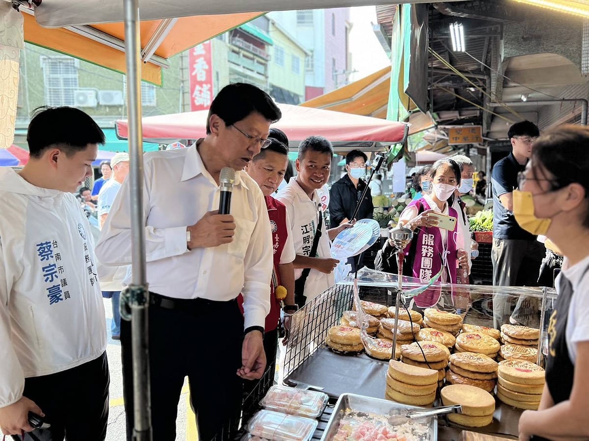 國民黨台南市長候選人謝龍介今日前往北區長榮路五段、公園路口的延平市場掃街，民眾熱情打招呼、加油打氣，期盼他當選台南市長。 圖：謝龍介競選總部提供