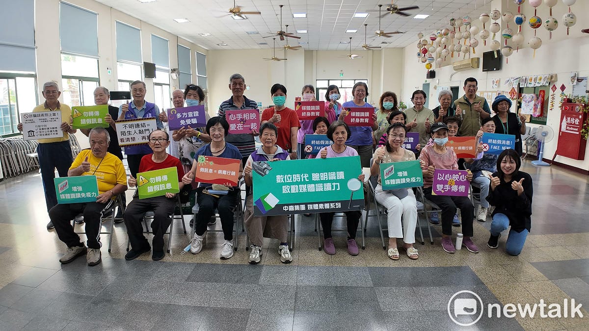 為了守護長輩的退休金，中嘉寬頻︱三冠王‧雙子星團隊攜手台南市志願服務推廣中心，培訓了一群高齡志工組成「防詐種子隊」，透過生動活潑的情境短劇演出，以「銀髮守護銀髮」的方式，將正確的媒體識讀與防詐騙觀念帶進社區。 圖：中嘉寬頻︱三冠王‧雙子星團隊提供