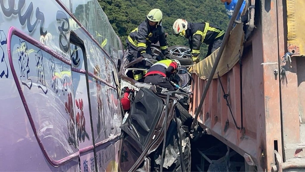 台9線127.4公里北上路段14日上午發生5車相撞車禍，其中1輛自小客車遭砂石車及遊覽車夾擊嚴重變形，副駕駛座瞿姓男子脫困時已失去生命徵象，送醫急救後宣告不治，另有4人受傷送醫。（讀者提供）中央社記者王朝鈺傳真  115年10月14日