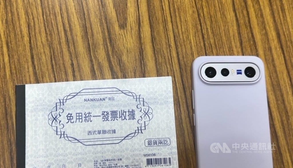 台北市警方日前獲報，李姓婦人因誤信網路假投資詐騙話術，財損逾新台幣1200萬元，經布線追查，成功逮捕取款車手送辦，圖為收據及手機等贓證物。（翻攝照片）中央社記者黃麗芸傳真　115年10月14日