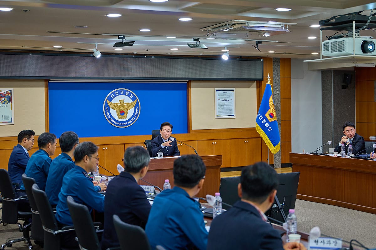 韓國總統李在明13日前往仁川警察廳，聽取這起隨機攻擊案簡報。 圖：翻攝自@Jaemyung_Lee Ｘ（資料照）