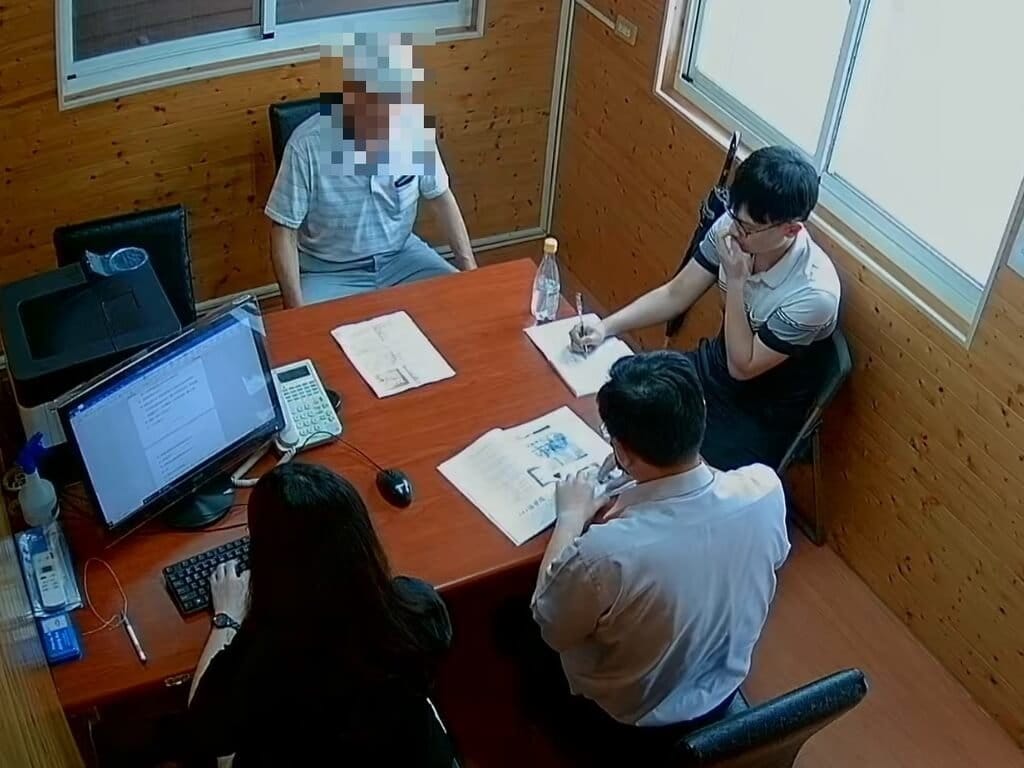 洪姓男子（後）民國114年11月間自中國返台時，因口袋未食用完的豬肉飯糰被裁罰新台幣20萬元，洪男遲未繳納遭移送法務部行政執行署，台中分署考量他收入微薄，同意讓洪男分期繳納。（法務部行政執行署台中分署提供）中央社記者蘇木春傳真　115年10月14日