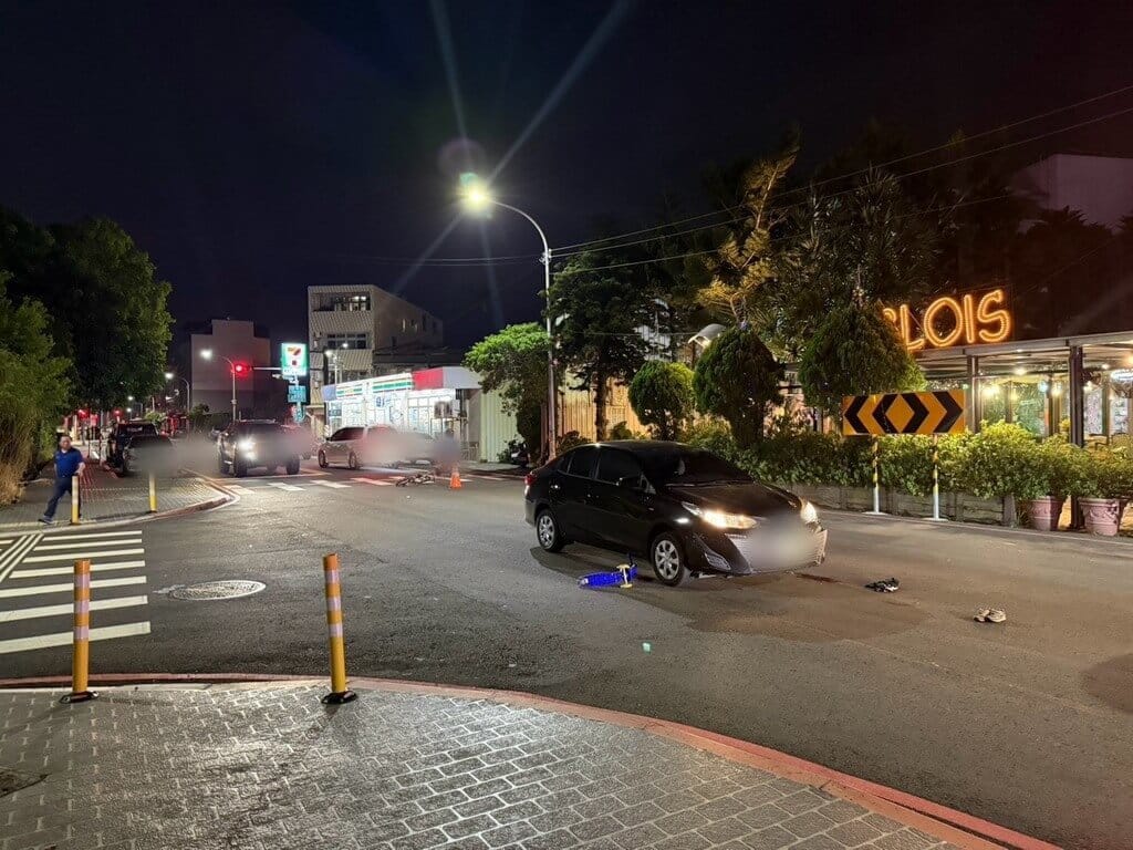 苗栗縣竹南鎮一處路口12日晚間發生轎車撞傷過馬路小姊弟案，警方14日表示，駕駛查無酒駕、毒駕情事，肇事原因仍待釐清，呼籲用路人行經路口應減速慢行，隨時注意周遭人車動態。（警方提供）中央社記者管瑞平傳真　115年10月14日