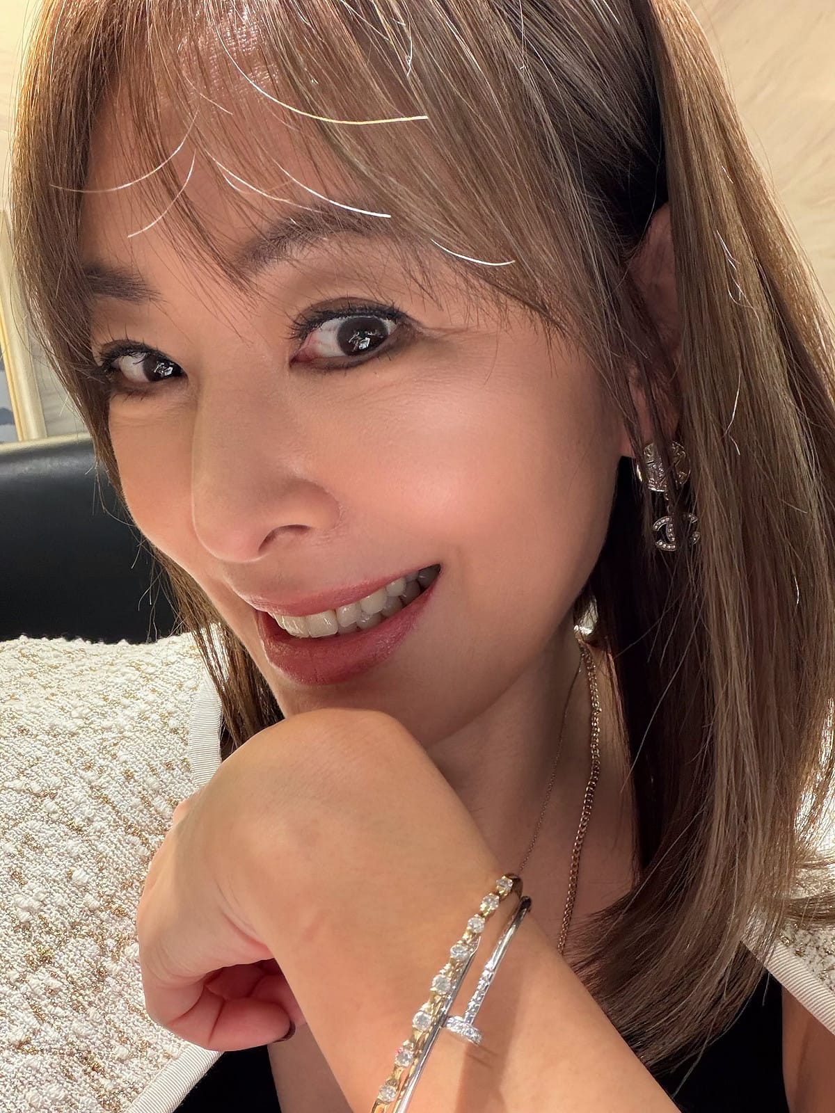 賈永婕今天戴的手環則是Cartier。 圖：翻攝賈永婕臉書粉專