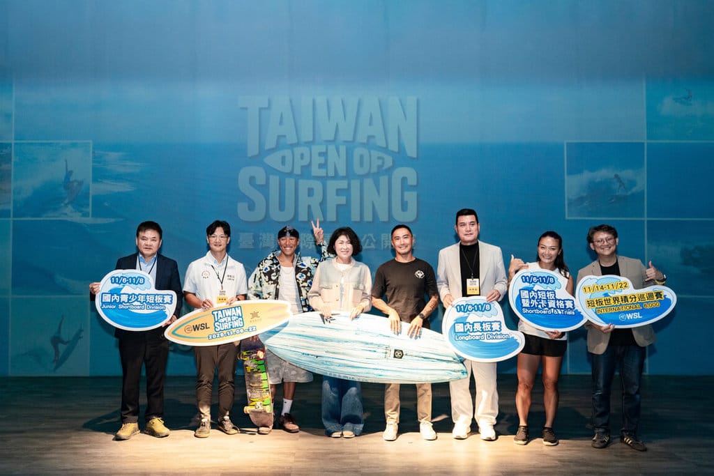 台東縣長饒慶鈴（左4）14日在台北舉辦記者會，宣布2026台灣國際衝浪公開賽將於11月6日至22日在台東金樽海域登場，邀民眾共襄盛舉，近距離欣賞國內外頂尖選手競技。（台東縣政府提供）中央社記者盧太城台東傳真　115年10月14日