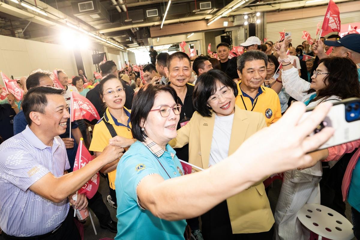 新北市長候選人、立法委員蘇巧慧今（14）日成立「獅子之友後援會」，現場集結數百位來自新北各地的獅子會歷屆總監及會員，展現獅友力挺蘇巧慧的熱情與氣勢。 圖：蘇巧慧競總提供