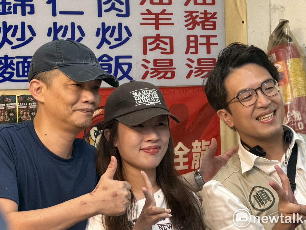 沈伯洋與士林夜市攤販拍照。 圖：高逸帆／攝