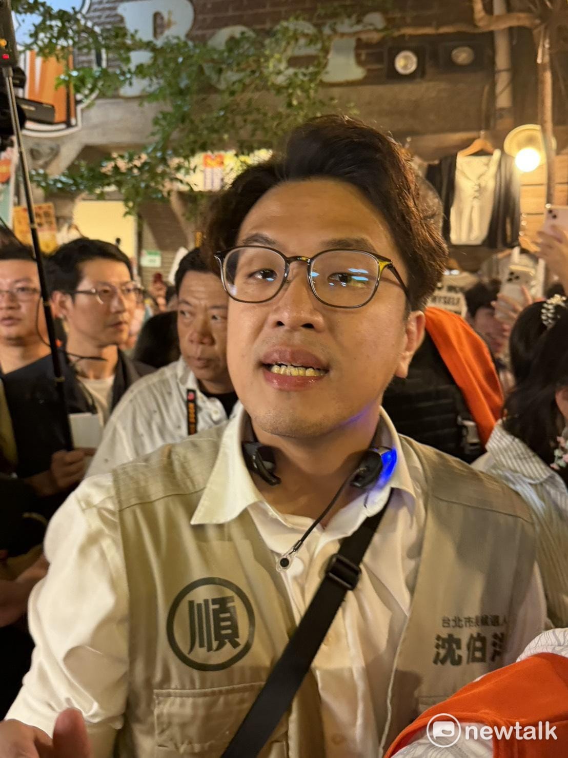 沈伯洋赴士林夜市掃街。 圖：高逸帆／攝