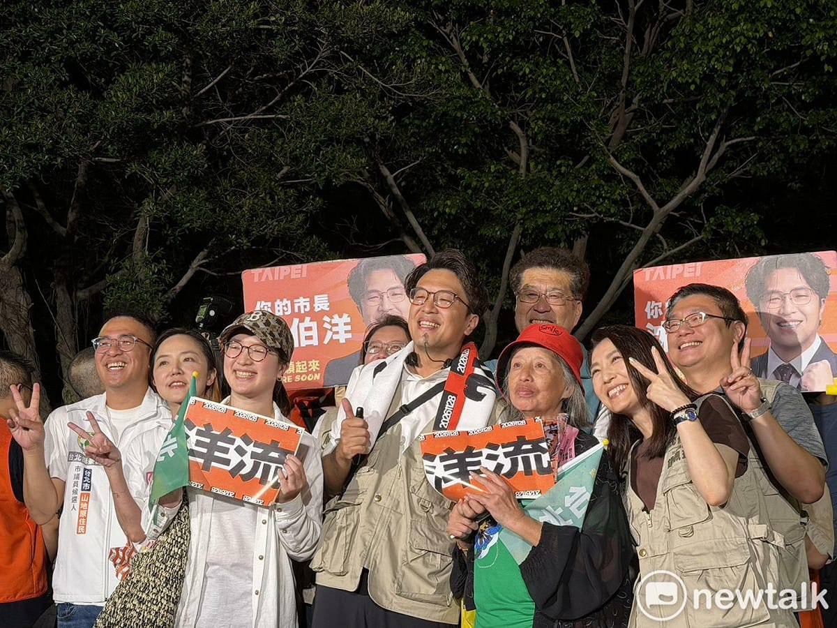 沈伯洋赴士林夜市掃街。 圖：高逸帆／攝