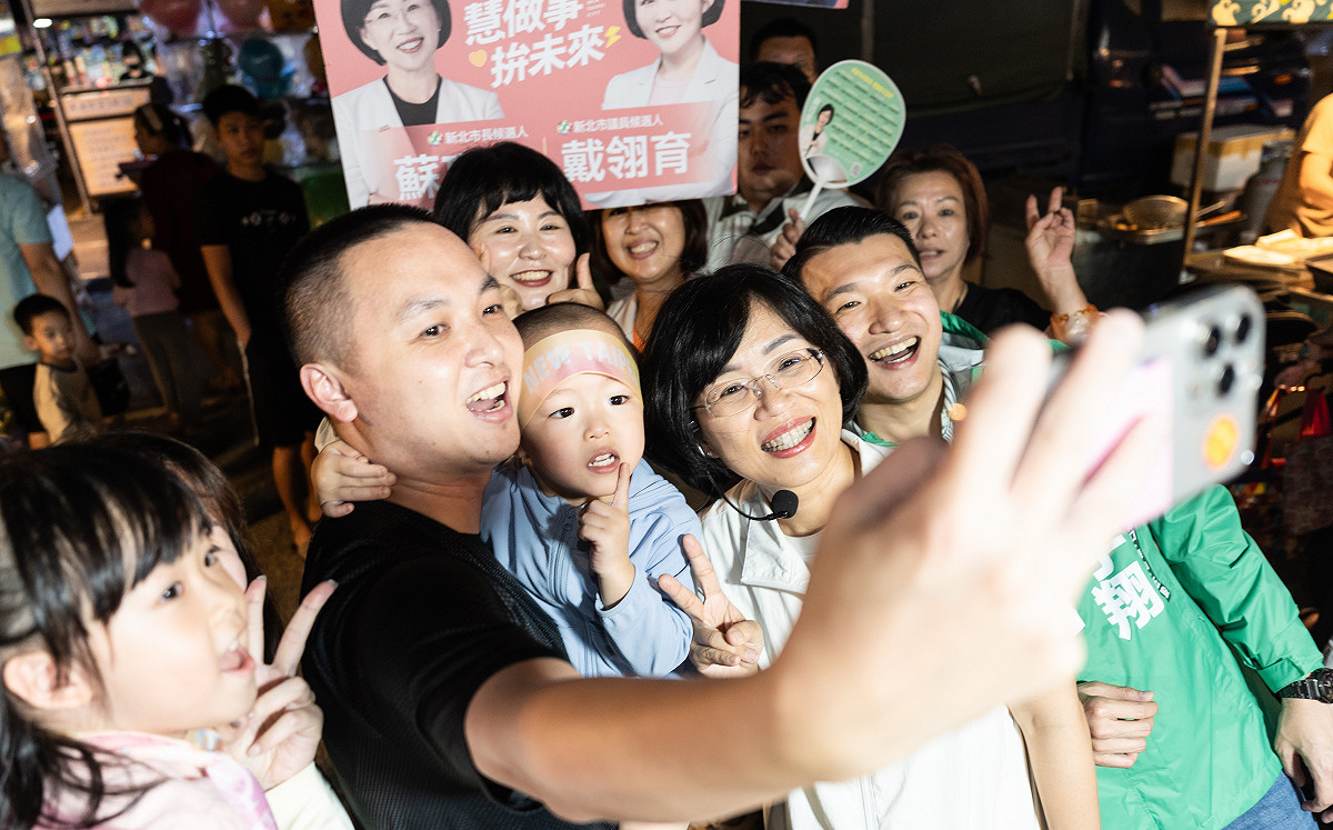 林口夜市掃街人氣旺！民眾自製「慧贏」大旗相挺 蘇巧慧提打造新北演唱會經濟
