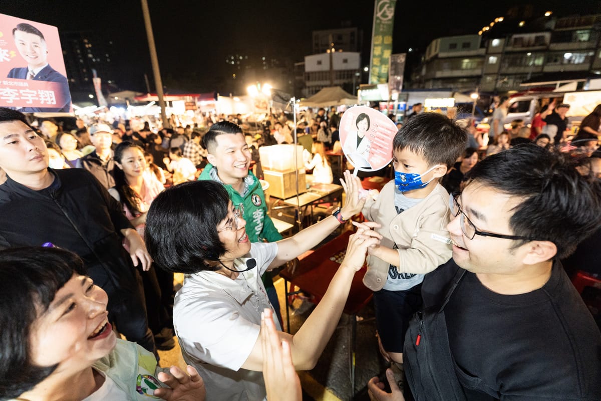 蘇巧慧和林口夜市小朋友互動。 圖：蘇巧慧競總提供