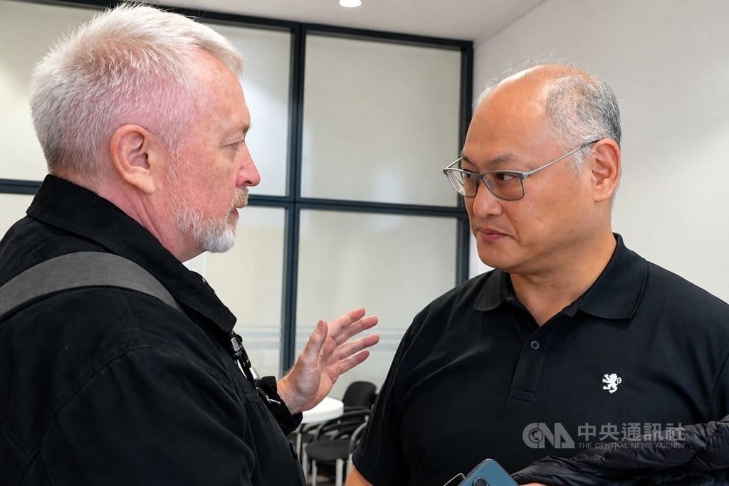 台灣人權工作者李明哲（右）2017年遭中國拘捕期間，德國資深記者雷（Michael Leh，左）曾在德國報導李明哲案，呼籲國際社會關注。時隔近10年，李明哲訪柏林座談，兩人相見惺惺相惜，續寫情誼。中央社記者林尚縈柏林攝　115年10月14日 圖：中央社提供