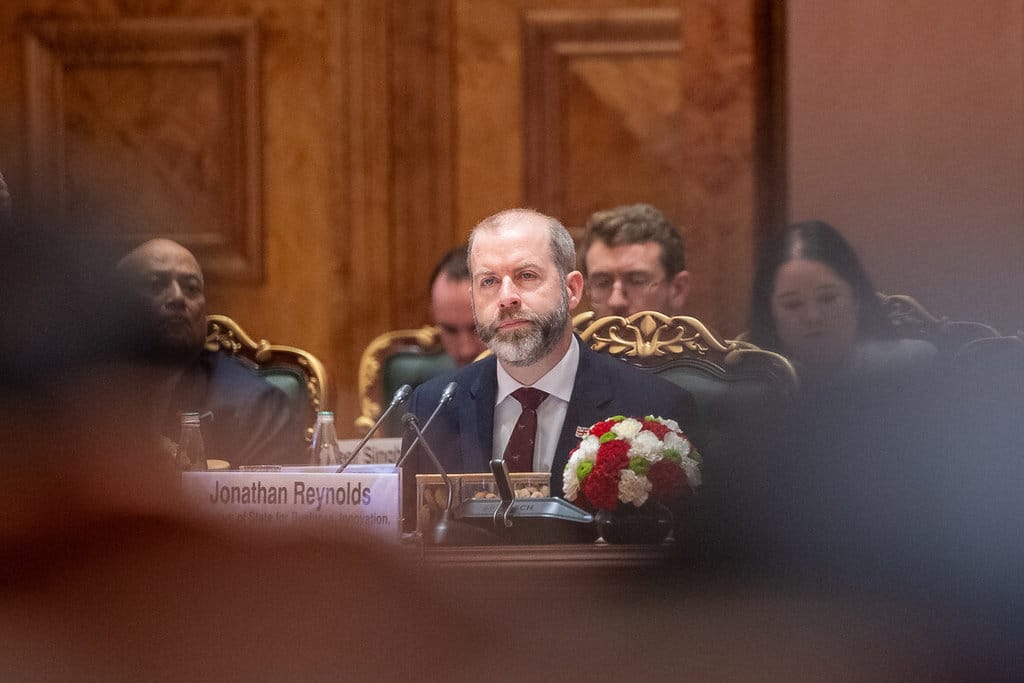英國商業、創新、科學暨貿易大臣雷諾茲訪問印度期間接受英國媒體隨行記者採訪時透露，英國不會迫於來自歐盟的壓力，對中國電動車加徵進口關稅。 圖：英國商業、創新、科學暨貿易部提供
