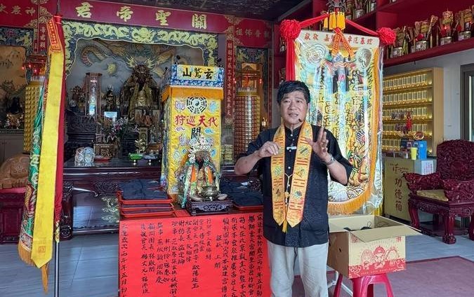 曾俊豐以疏文向天呈稟，正式宣告「雲天宮關聖帝君行腳會」成立。 圖：高邑雲天宮／提供