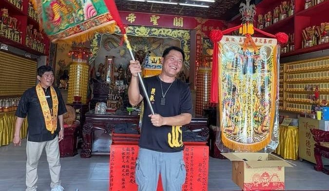 傅俊雲(右)接下「雲天宮關聖帝君行腳會」會長的重任。 圖：高邑雲天宮／提供