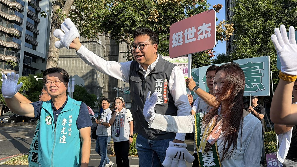 桃園捷運綠線第一階段原訂年底通車，惟迄今尚未完成初勘，市長張善政仍稱工程進度超前。民進黨桃園市長候選人黃世杰對此開轟，要求張善政正面回應通車進度問題。 圖：黃世杰競總/提供