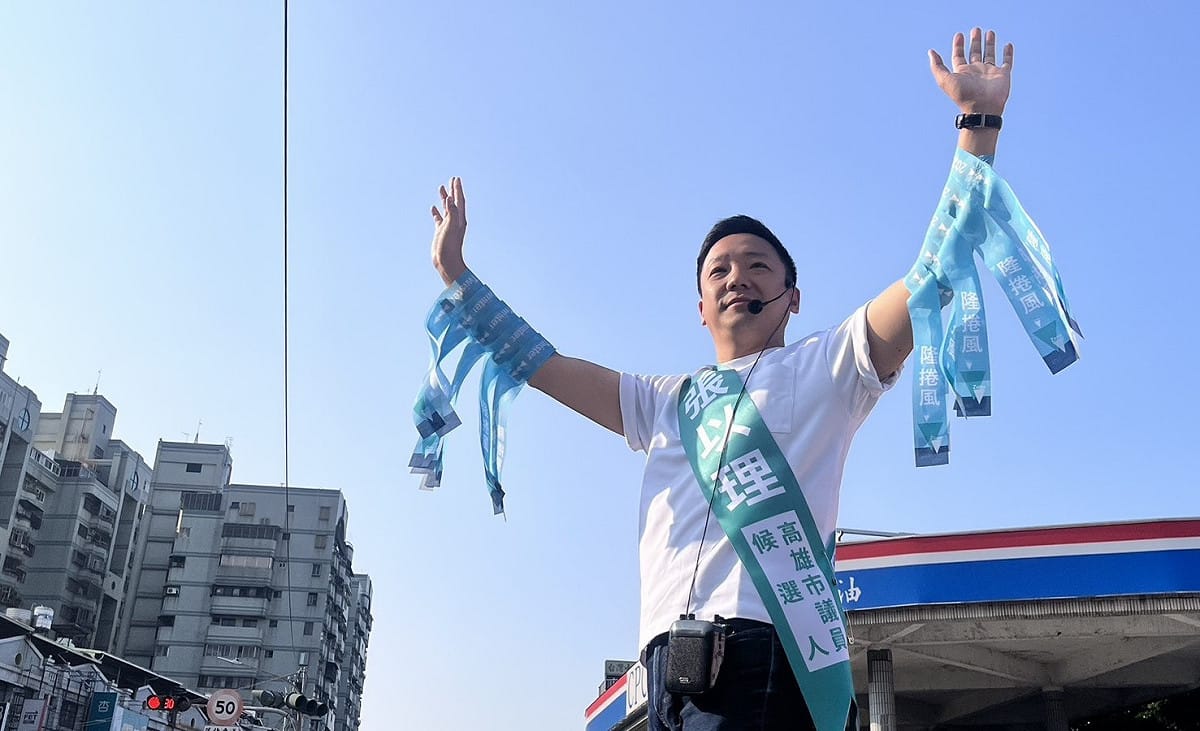 張以理發揮創意巧思，將隆捲風飄帶改造為一對超吸睛的「隆捲風翅膀」。 圖：張以理競總／提供