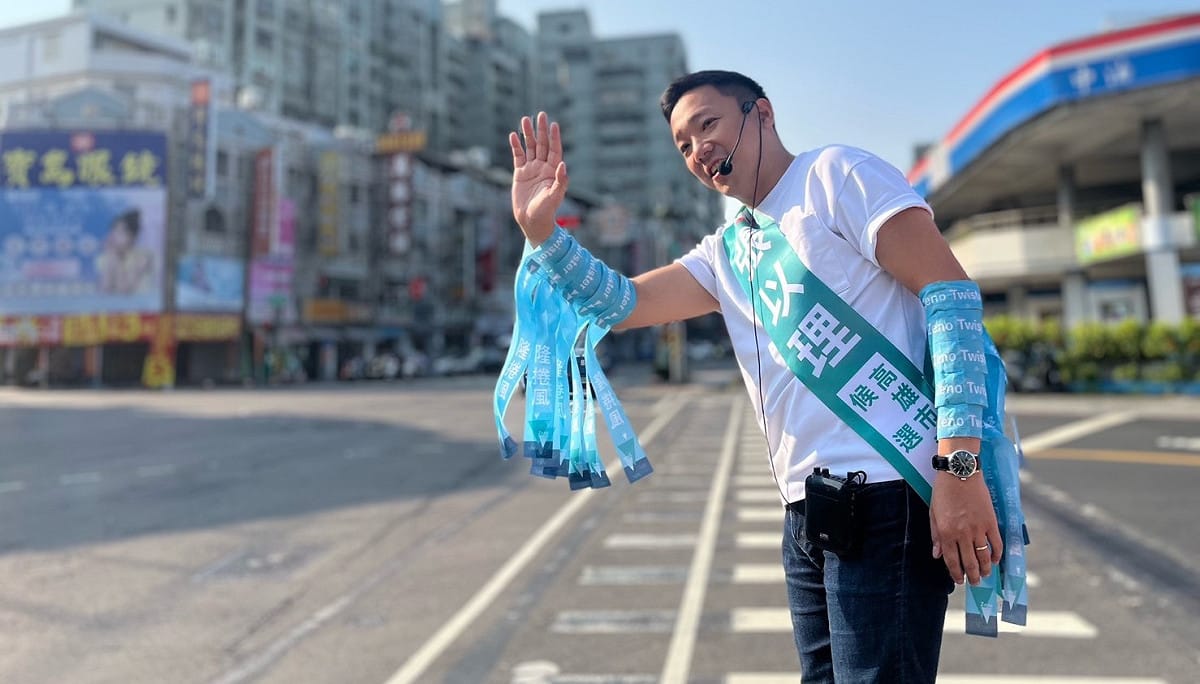 張以理戴上「隆捲風翅膀」站路口拜票。 圖：張以理競總／提供