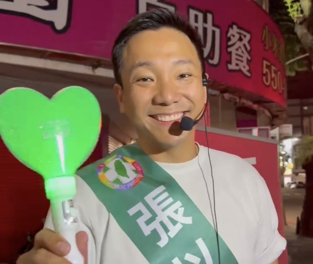 晚間站路口時，張以理特別拿出「愛心應援小燈」。 圖：張以理競總／提供