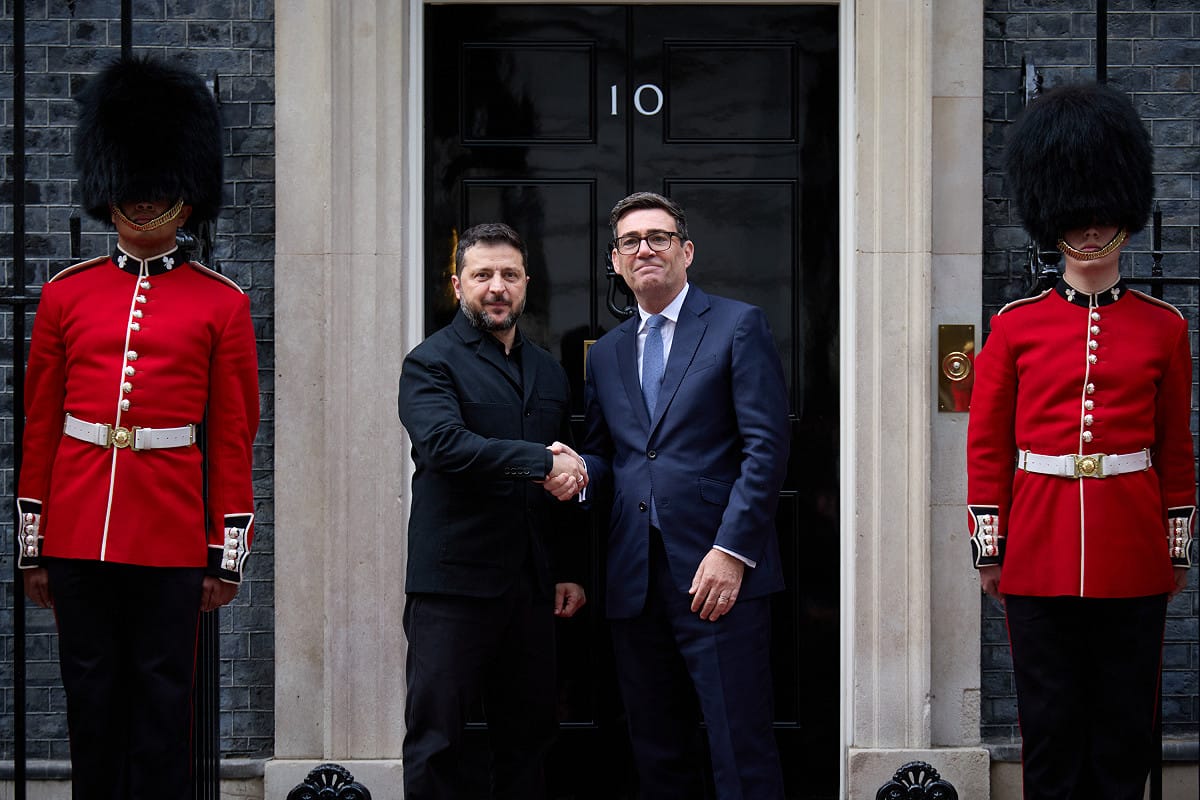 英國首相伯納姆（右）於當地時間14日於倫敦唐寧街與烏克蘭總統澤連斯基（左）會晤。 圖：翻攝自 X @ZelenskyyUa