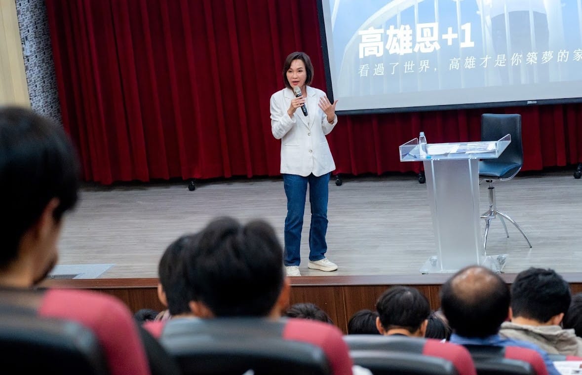 柯志恩參加中山大學市長候選人青年論壇，針對青年返鄉、居住正義、交通建設及教育等議題與學生交流。 圖：柯志恩競總／提供
