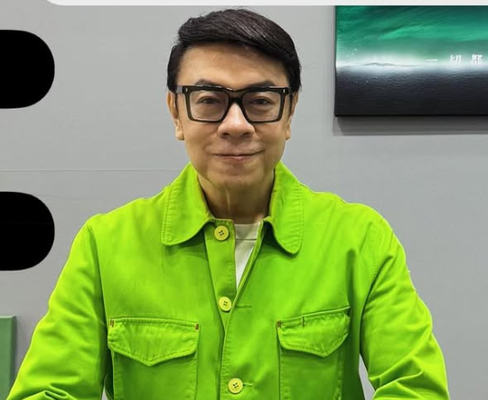蔡康永本月4日低調現身民進黨台北市長參選人沈伯洋競總成立大會，引來大批小粉紅出征。 圖：翻攝自蔡康永IG