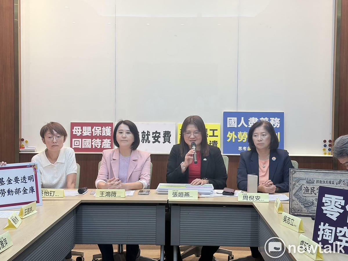 台灣雇主協會今（15）日偕各雇主代表召開記者會，公布移工政策滿意度調查結果。台聯黨主席周倪安（右一）、國民黨立委王鴻薇（左二）、前國民黨立委吳怡玎（左一）也到場聲援雇主團體。 圖：李宣萱/攝