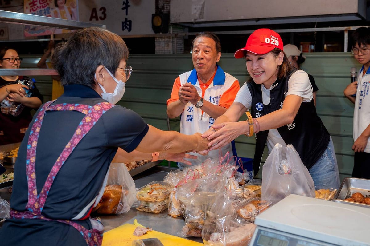柯志恩(右一)在中正市場掃街拜票，接受媒體聯訪時表示，有信心韓國瑜週末到高雄一定會引爆人潮。 圖：柯志恩競總／提供