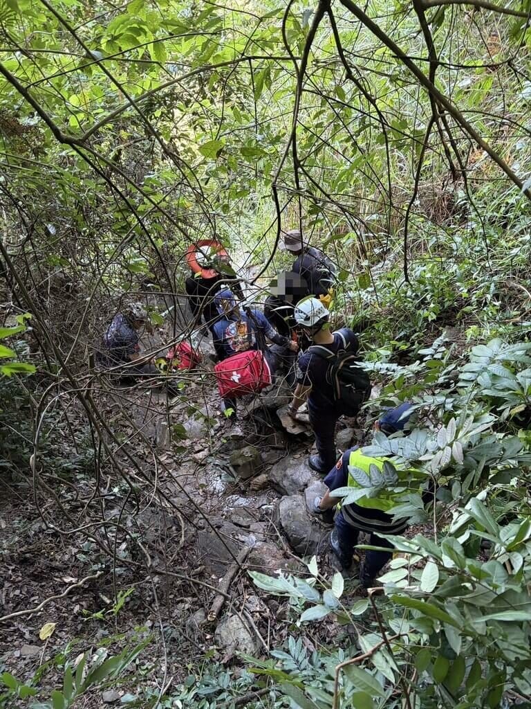 高雄進口商副總辛姓男子13日失聯，座車停在屏東三地門鄉地磨兒藝術公園停車場。警消前往搜救，15日上午於鄰近邊坡尋獲辛男後送醫。（屏東縣政府消防局提供）中央社記者黃郁菁傳真 115年10月15日