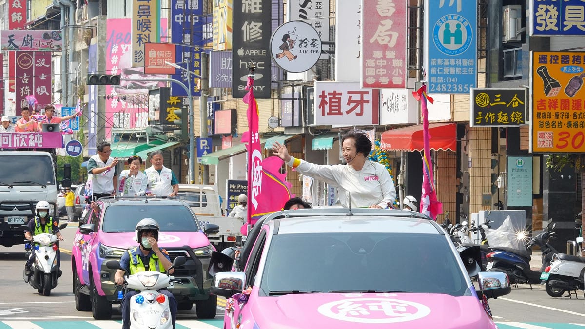 何欣純今（15）日上午從故鄉大里啟動首場大型車隊掃街。 圖：何欣純競辦/提供