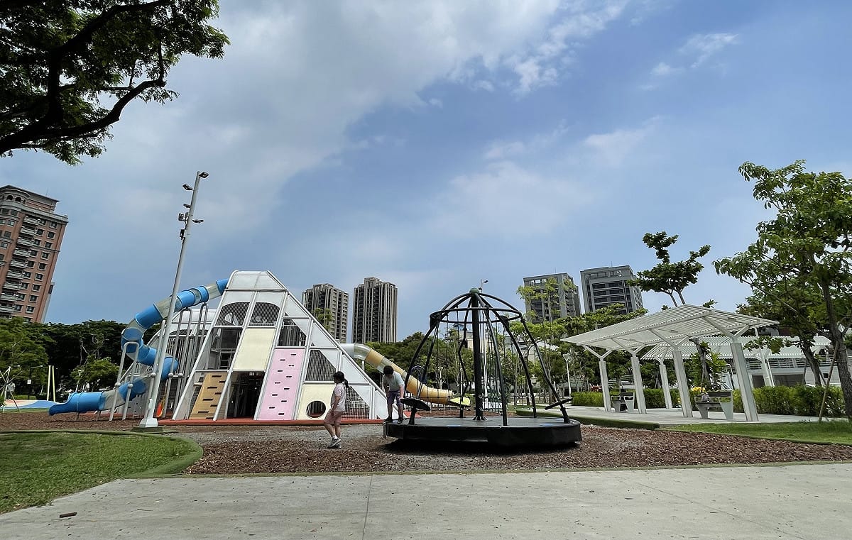 黃文志爭取楠梓藍田公園遊戲場，打破死板罐頭遊具，帶進多元玩法。 圖：黃文志競總／提供
