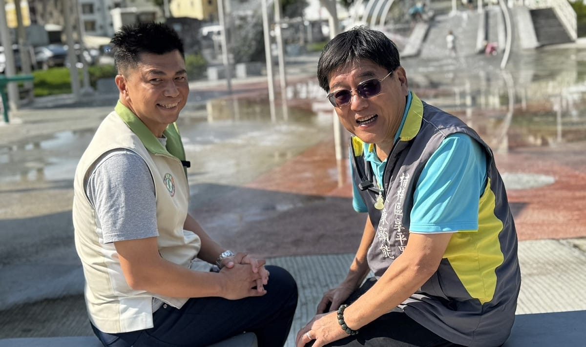 黃文志(左)與陳顯能(右)奔走，成功打造北高第一座小而巧的社區型親水公園。 圖：黃文志競總／提供