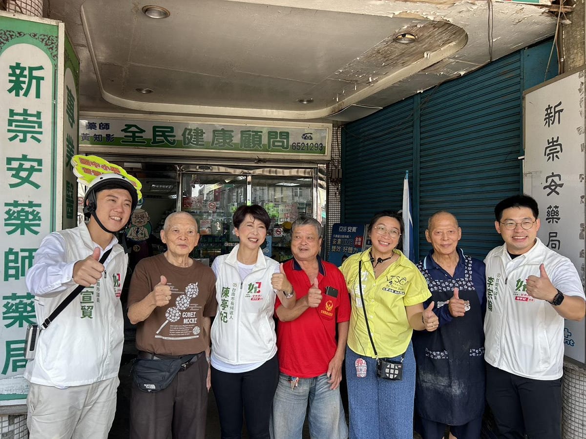 台南市長候選人陳亭妃偕同市議員候選人沈家鳳、李宗翰、王宣貿，從新營濟安宮團拜出發，接續前往新營市場、鹽水市場向鄉親請安問好。 圖：陳亭妃競選總部提供