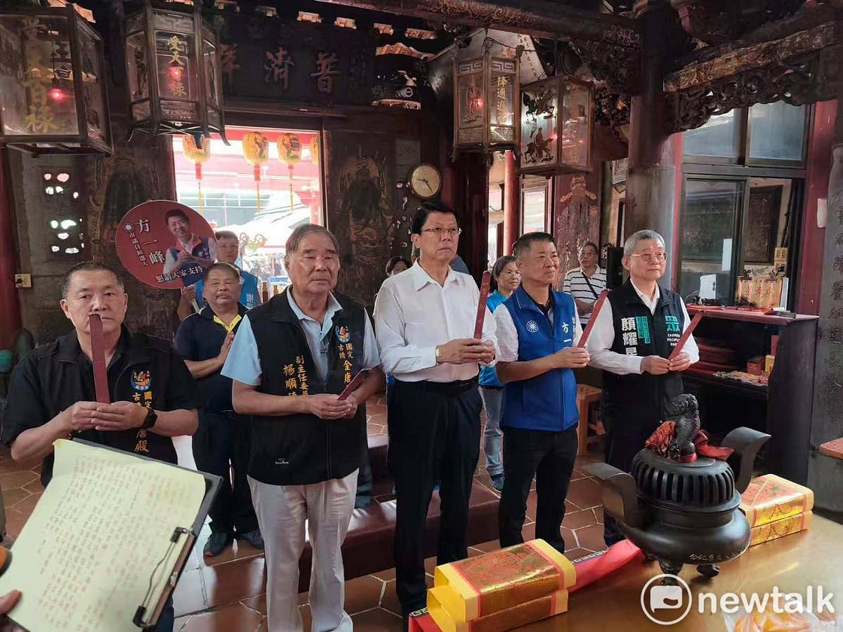 國民黨台南市長候選人謝龍介在國民黨市議員候選人方一峰、民眾黨台南市黨部主委顏耀星陪同下掃街拜票，向早起採買的鄉親握手問候，許多熱情民眾、攤商紛紛與謝龍介合照，現場互動熱絡。 圖：謝龍介競選總部提供