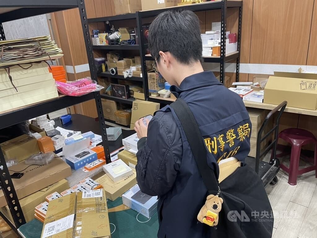 內政部警政署刑事警察局網路蒐證發現蔡姓網紅等組非法集團，涉販售非法機上盒，警方循線逮捕蔡姓男子等6人，查扣機上盒等贓證物，詢後依法送辦。（翻攝照片）中央社記者蘇木春傳真　115年10月15日