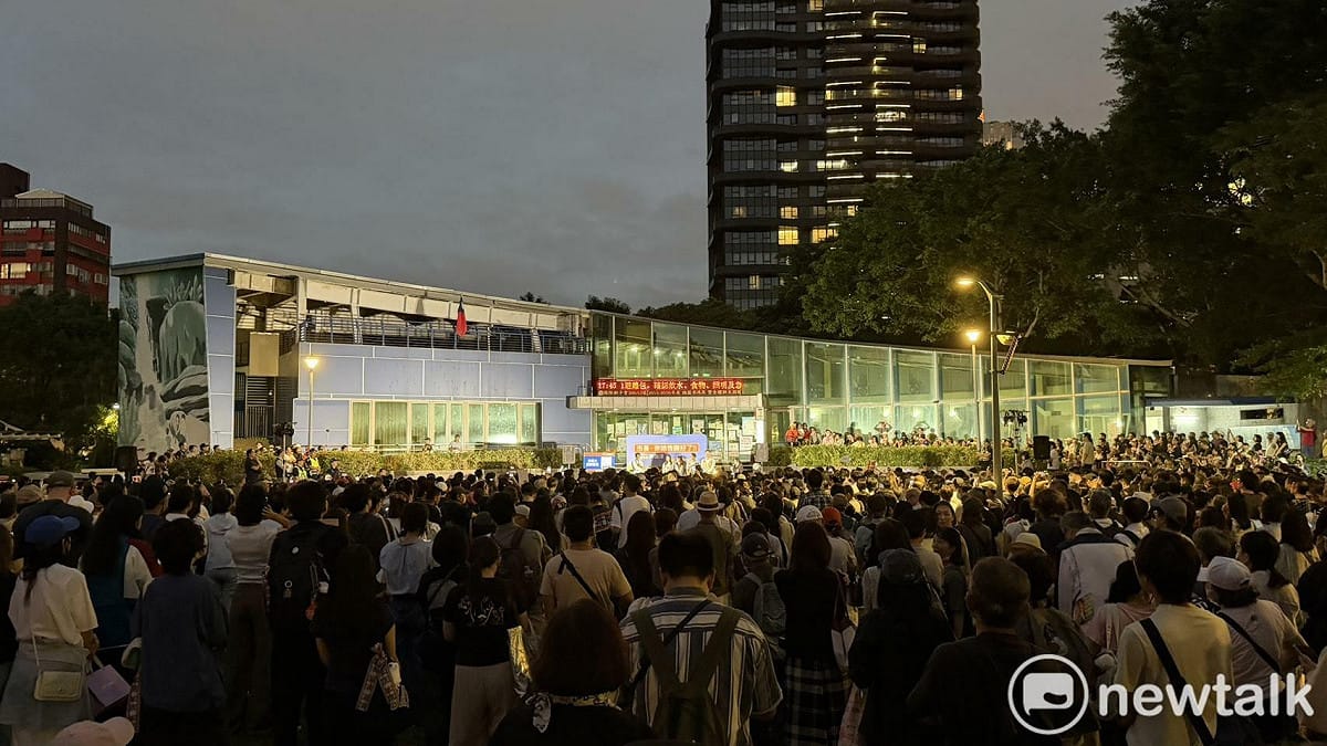 沈伯洋在林森公園舉辦「市長，你給我聽好了！」肥皂箱最終場，創下最快發完提問單紀錄。 圖：高逸帆／攝