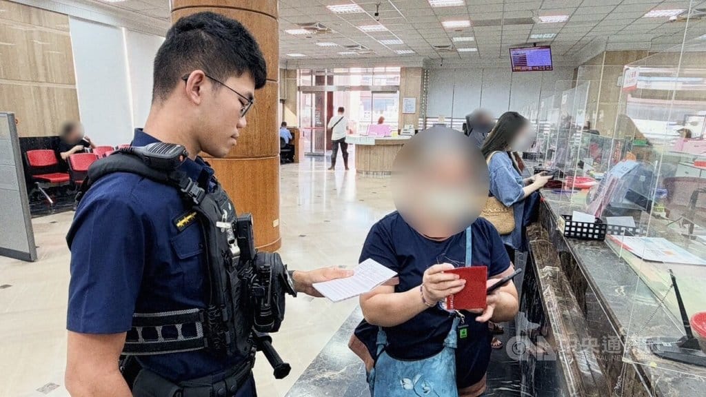 台中一名男子誤信虛擬貨幣投資，日前請母親（前右）至銀行代領新台幣40萬元欲加碼，行員發現有異報警，員警研判為典型假投資詐騙並勸說，婦人為避免兒子蒙受損失，最終決定取消提款。（翻攝照片）中央社記者蘇木春傳真　115年10月15日