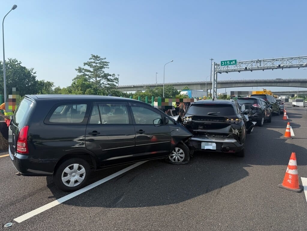 國道1號北向315.8公里台南新市路段15日下午發生7輛自小客車追撞事故，後方車流一度回堵5公里，所幸無人傷亡。（國道警察局提供）中央社記者張榮祥台南傳真　115年10月15日
