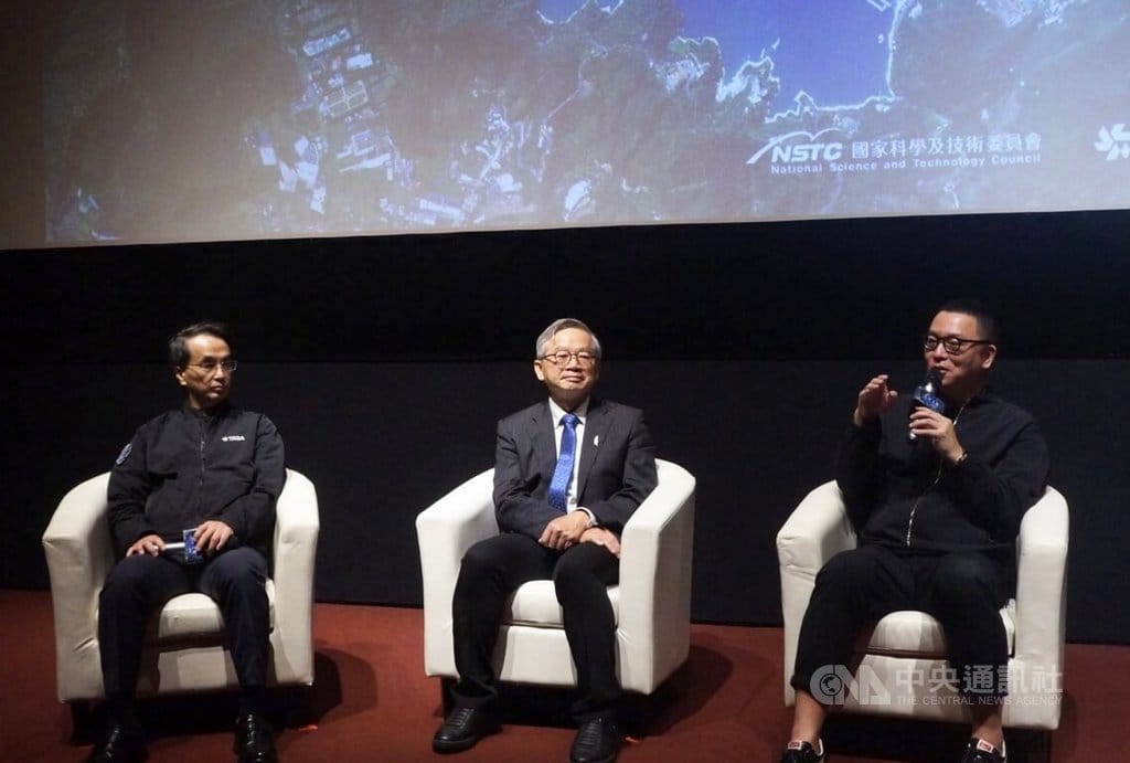 國家太空中心15日於光點華山電影館舉辦福衛八號紀錄片「守望之眼」特映會，國科會主委吳誠文（中）、紀錄片導演沈可尚（右）、國家太空中心主任吳宗信（左）出席。中央社記者趙敏雅攝　115年10月15日