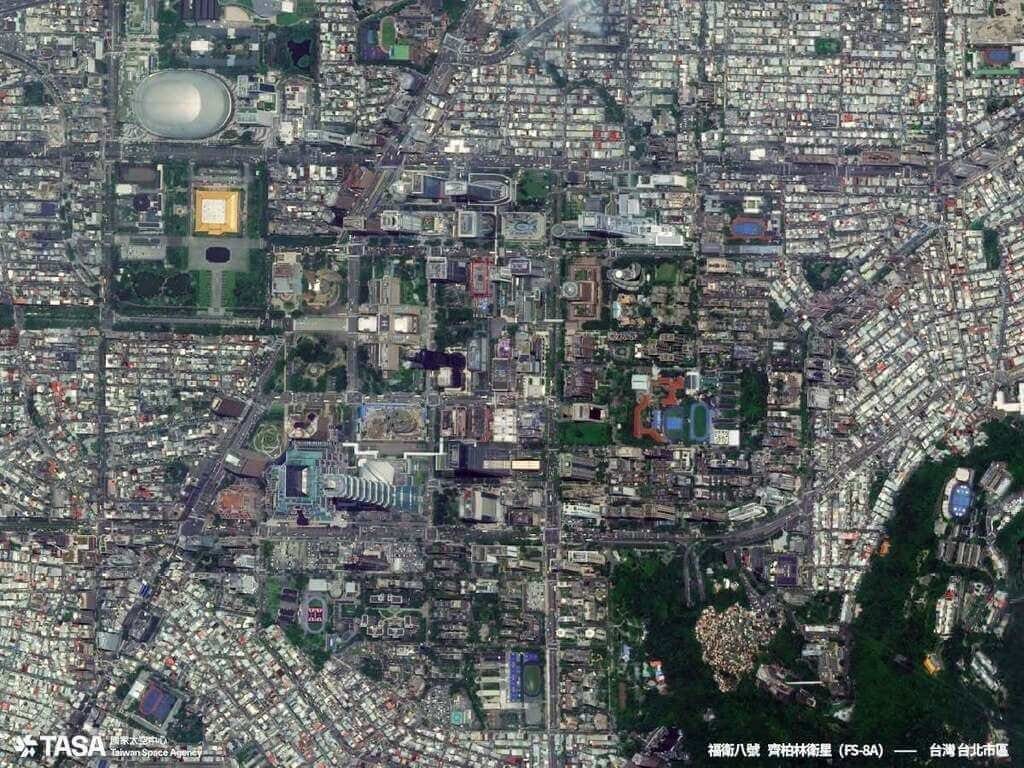 國家太空中心15日釋出齊柏林衛星新一波取像成果，台北市區影像可見台北101的建物細節及大巨蛋的棚頂紋理。 圖：國家太空中心提供