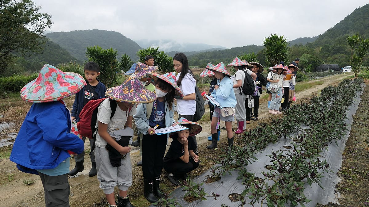 宜蘭縣大湖國小師生成為農田觀察家，觀察並感受慣行、友善及生態農法的差異。 圖：國家公園署提供