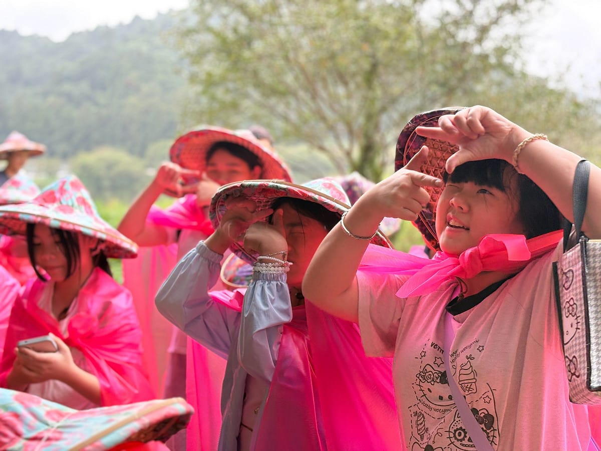 宜蘭縣大湖國小師生實地走訪湖區體認雙連埤的生物多樣性。 圖：國家公園署提供