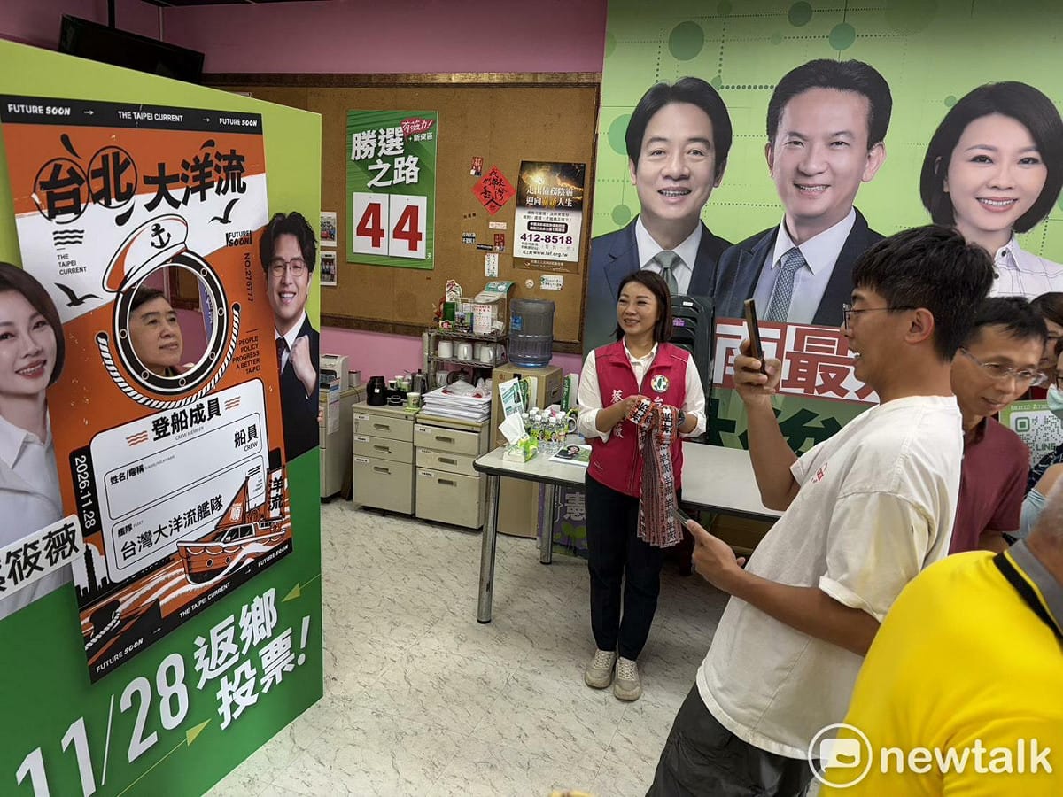 台南市議員蔡筱薇響應民進黨台北市長參選人沈伯洋掀起的「洋流」，除了製作沈伯洋及蔡筱薇人型立牌外，也透過發放象徵洋流精神的「洋流飄帶」，與民眾分享這股從台北延伸至各地的政治參與熱潮。 圖：蔡筱薇競選總部提供